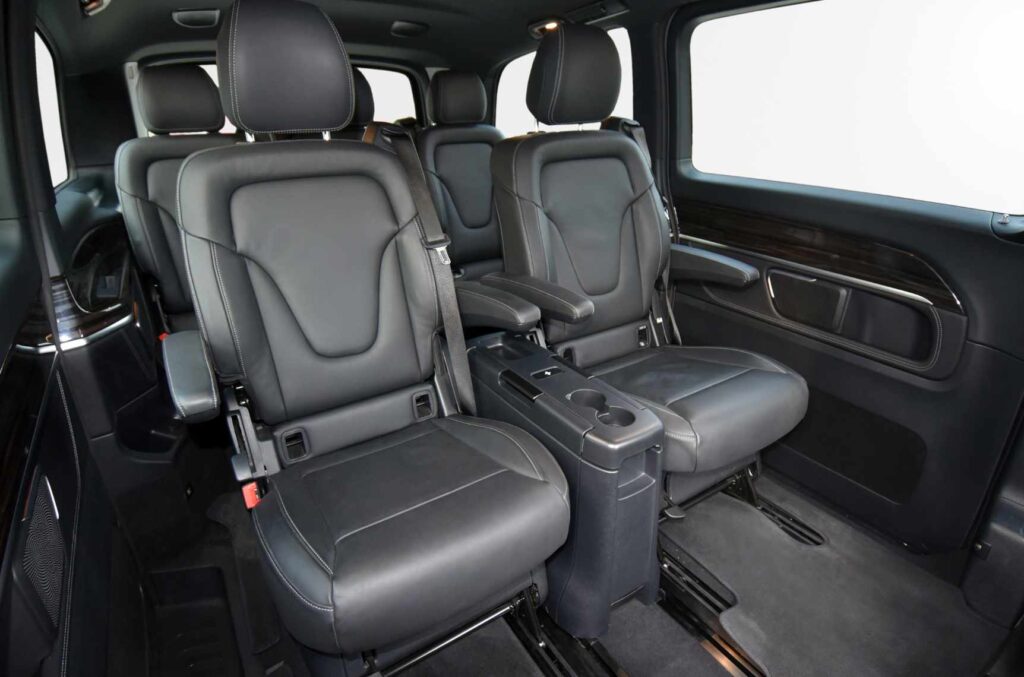 Interior de una VAN de transporte de pasajeros